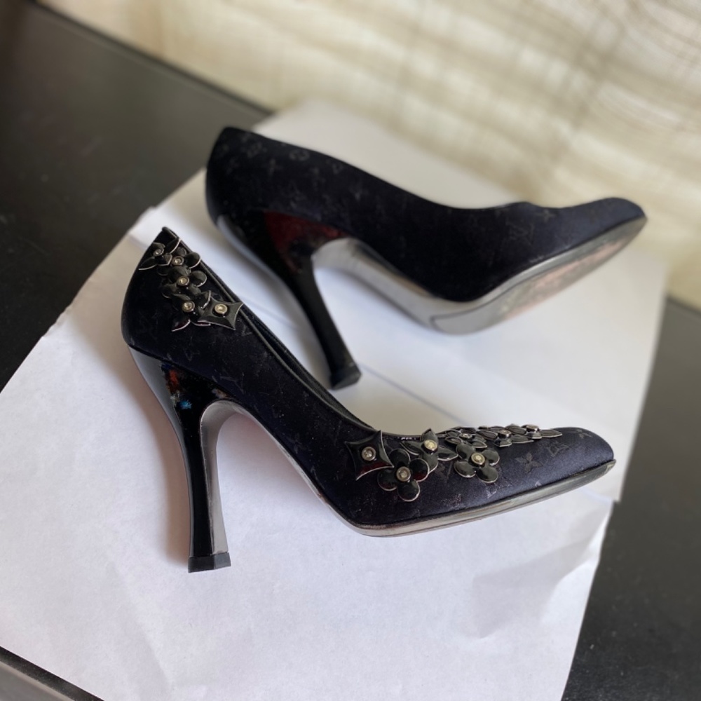 Louis Vuitton black monogram satin pumps heels 35.5 Italy pat leather decor - Picture 9 of 12
